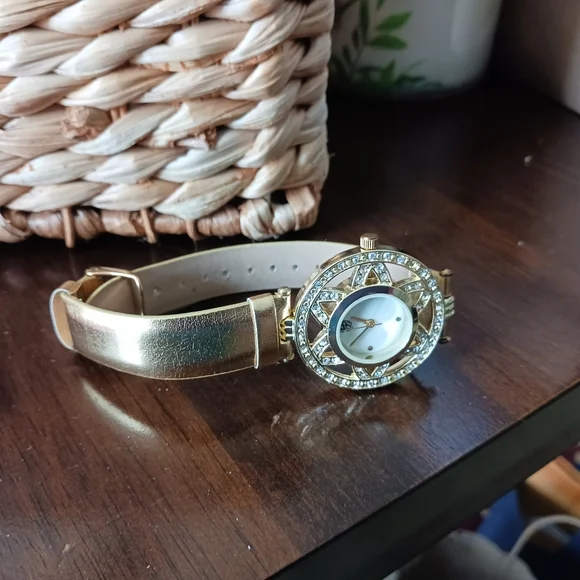 Elegant Gold Women's Watch Whitle Diamond - Picture 2 of 4